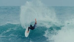 華麗なるツインフィンサーフィン！スタイルマスターのアッシャー・ペイシー動画