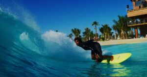 ヴィクター・ベルナルドがサウジアラビアのウェイブプールへ！フリーサーフィン動画