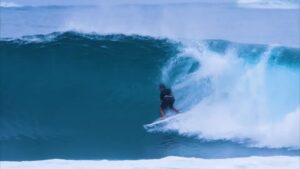 プロにとって大外しの波とは！？ミッキー・クラークのインドネシアトリップ動画