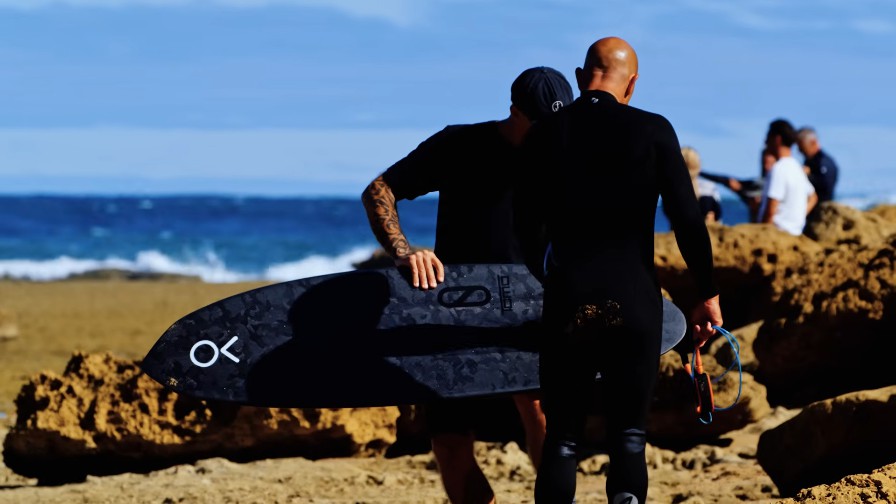 ケリー・スレーターのボードテスト!ウィンキポップでのフリーサーフィン動画