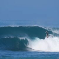 すでにパーフェクトバレルがブレイクするインドネシア東部！4月のフリーサーフ動画