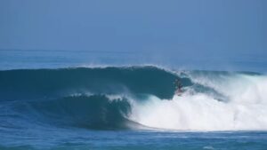 すでにパーフェクトバレルがブレイクするインドネシア東部！4月のフリーサーフ動画