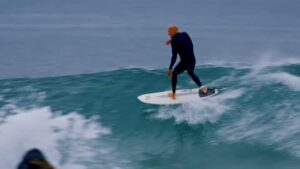 サーフィンのトリミング時のスタンスを学ぶ！メカニズムも解説するハウツー動画