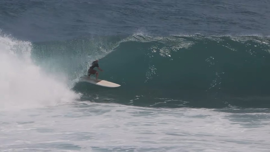 バリ島ウルワツに2026年ファーストスウェルがヒット!フリーサーフィン動画