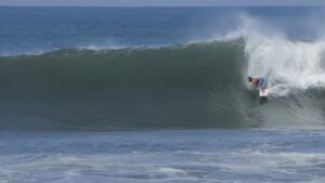 バリ島クラマスに現時点で今季最大スウェルヒット！フリーサーフィン動画