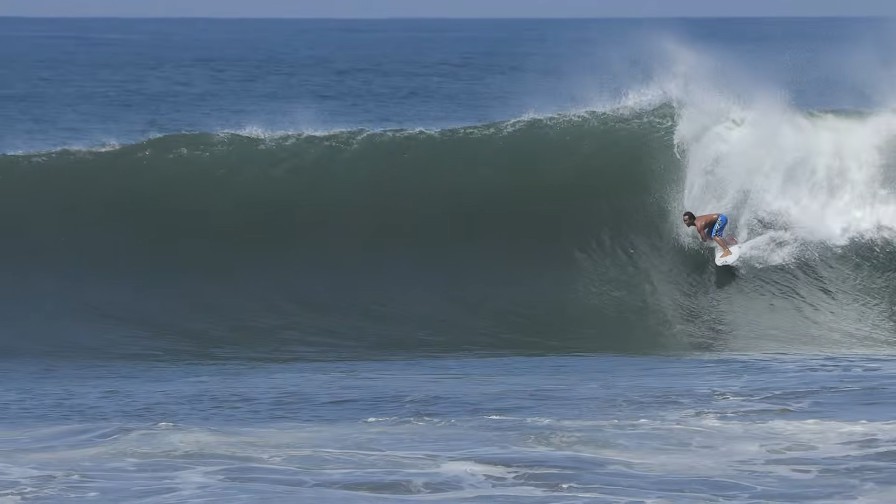 バリ島クラマスに現時点で今季最大スウェルヒット!フリーサーフィン動画