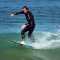 小波でもスムーズにサーフィンするためのテクニック！ガーのハウツー動画