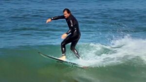 小波でもスムーズにサーフィンするためのテクニック！ガーのハウツー動画