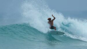 小波サーフィンの参考になるヴィクター・ベルナルドのフリーサーフィン動画