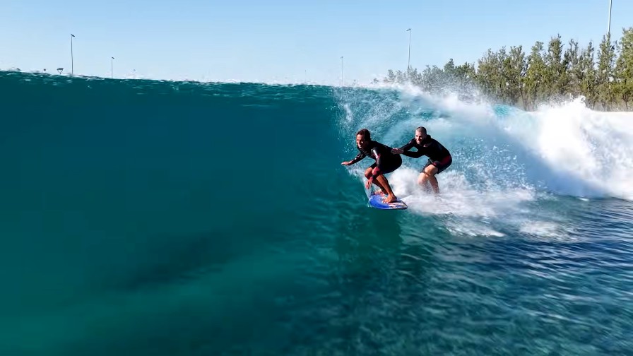 2人で一緒にバレルライドを楽しむカイ・レニーとネイザン・フローレンス動画
