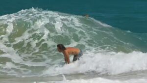 サーフィンのオフシーズンの真夏のオアフ島ノースショア！メイソン・ホー動画
