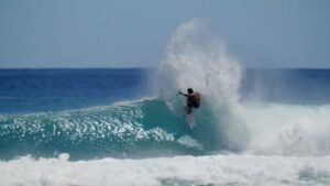 オアフ島サウスショアのケワローズ！イズキール・ラウのフリーサーフィン動画