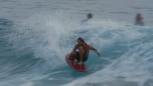 アリ・ブラウンがヌーサヘッズで見せた天才的なフィンレスサーフィン動画