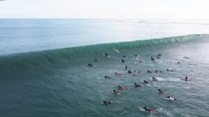 8フィート越えのビッグスウェルがヒットしたニアス島！フリーサーフィン動画