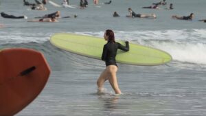 乾季に撮影されたバリ島クタビーチでのロングボードサーフィン動画