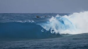 ジョンジョンとネイザンのフローレンス兄弟が当てた強烈スラブサーフィン動画