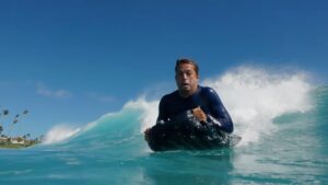 カイ・レニーがオアフ島で多才な波乗りを披露！ログやサーフマットでのフリーサーフ動画